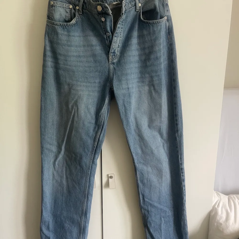 Säljer mina A-design jeans! Använda Max 3 ggr. XXL men passar bra oversized på mig som brukar ha L i byxor och jeans. . Jeans & Byxor.