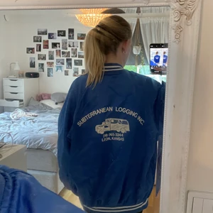 Jacka - En super fett jacka som är köpt på second hand. Inte använd så många gånger och mjuk inuti. Den är oversized och det står L som storlek.❤️ Jag tycker mycket om den så säljer bara vid bra pris