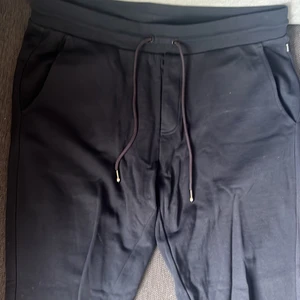 Hugo boss mjukis  - Hugo Boss nya serie mjukisbyxor, har bara används en gång, butikspris 800 kr, säljer för 299