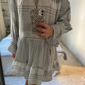 Superfin sommarklänning - Enkel och fin sommarklänning från Gina. 32 i storleken men passar 34-38. Bara att skicka ett meddelande vid intresse eller frågor. 🤍