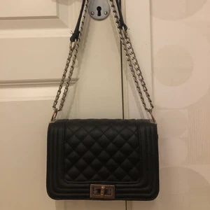 Hansväska - Jag säljer min väska för att den inte kommer till någon användning längre, i väskan så finns de två fack en med dragkedja och en utan, kedjan har tappat lite lite färg men det är inget man tänker på, justerbar kedja. (skriv för mer bilder, köpt för 250kr)