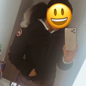 Canada goose Montebello xs/s - Köptes i vintras begagnat för 4000kr. Kvitto på jackan finns ej. Muddarna är något slitna men går att bytas ut. Lämnades in på kemtvätt i vintras. Passar storlek xs/s Nypris 10 790kr Köparen står för frakt 