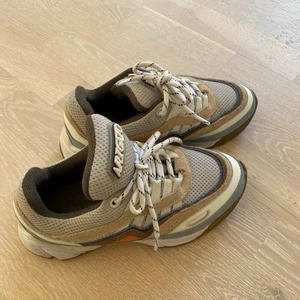 Axel arigato skor  - Säljer dessa sneakers från Axel Arigato pga för små för mig. Skon är i bra skick och är knappt använda då de somsagt är för små för mig. 