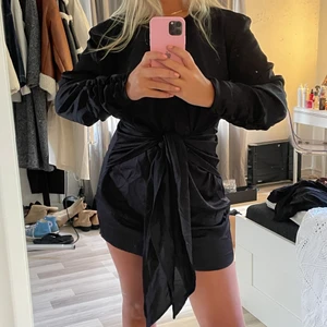 Svart kort knytklänning🖤 - Superfin svart klänning som man knyter i midjan🖤