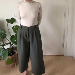 Visa byxor - Vida, mörkgröna byxor i storlek xs/s. Otroligt sköna! Slutar strax ovanför ankeln på mig, jag är 160 cm. 