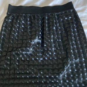 Kjol i storlek M - En kjol som är i storlek M har nödvärn den några gånger 