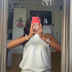 Halterneck med öppen rygg - Superfin vit halterneck topp med öppen rygg ifrån Hm studios💗 OBS den är inte struken så den är slätare egentligen.