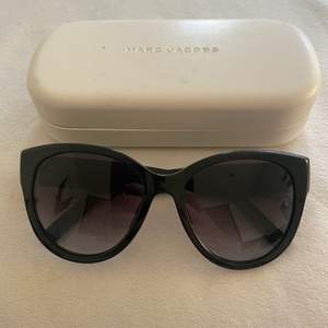 Säljer mina sparsamt använda Marc Jacobs.  Modell Marc 181/s 8079o 5418 Superfint skick. 