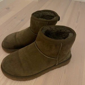 Ugg classic mini - Säljer mina UGGs i modellen mini i en mörkgrön färg. Sparsamt använda så i fint skick! Enda ”vattenfläckarna” är lite på insidan av skorna som man ser på sista bilden.  Skriv för fler bilder, köparen står för frakt 🫶🏼