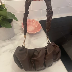 brun liten söt väska - nyskick endast använd en gång 