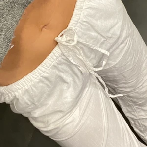 Vita linnebyxor  - Säljer mina vita linnebyxor från hm ❤️ dom är slutsålda. Kom med ett pris själv 🫶🏻