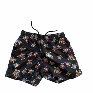 Vilebrequin badbyxor/shorts herr small. - Svarta badbyxor med färgglada sköldpaddor från märket vilebrequin. Nypris 1500 men pris har ökat på vilebrequins hemsida. Gott skick. Storlek S. Mellanlånga. Sitter svinbra. Skulle kunna tänka mig att gå ner i pris vid kontakt.
