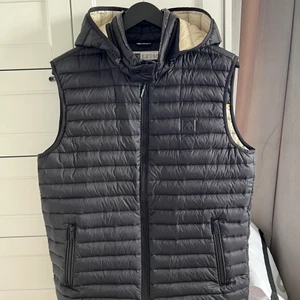 Moose knuckles Väst  - Rök & djur fri!  Väldigt bra skick!   Nypris ca 3700.  (Köptes i höstas - på Johnells)  Säljs då den blivit för liten..