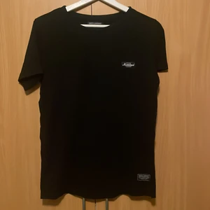 T-shirt - Svart t-shirt från Norrland i stl xs men funkar som s också. Säljer för 100kr 