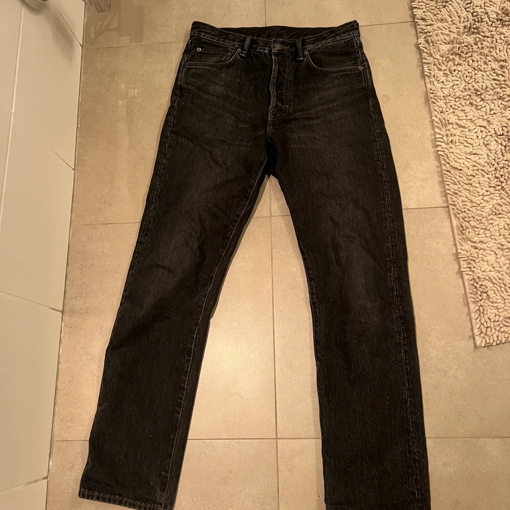 Acne studios jeans svarta.                                             Size EU 29/32 (smal i midjan men lång).                              Köpt för 2200kr på acne affären, bra skick 8,5/10. Jeans & Byxor.