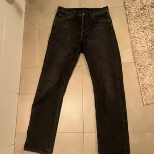 Acne studios jeans svarta.                                             Size EU 29/32 (smal i midjan men lång).                              Köpt för 2200kr på acne affären, bra skick 8,5/10