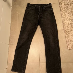 Acne studios jeans - Acne studios jeans svarta.                                             Size EU 29/32 (smal i midjan men lång).                              Köpt för 2200kr på acne affären, bra skick 8,5/10