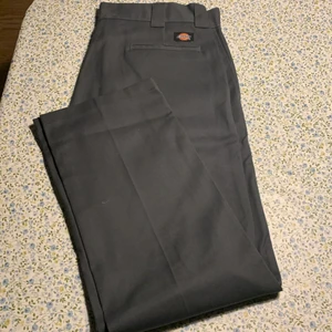 Dickies slim straight  - Dickies slimstraight brallor , passar inte längre , använd ett fåtal gånger , som nya 