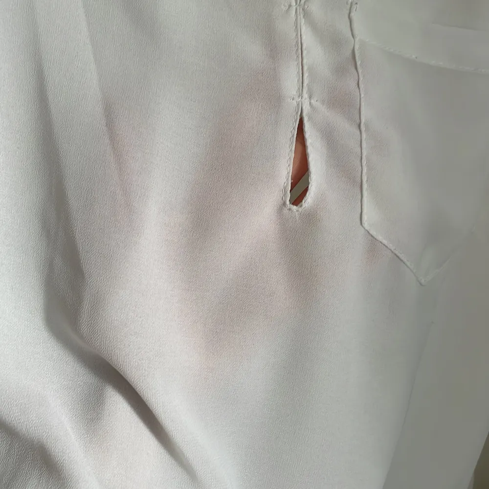 Vit transparent skjorta. Ryggen är see through men framsidan har ett extra lager :) använt endast ett fåtal gånger!  Köp fler och få klumprabatt 🎁. Skjortor.