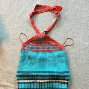 stickad tubtopp zara men snörning runt halsen - Säljer detta sjukt fina linne från Zara som ej säljs längre. Aldrig använd = nyskick! Plagget finns inte länge i butik men kostade mer än dubbla priset av vad jag säljer den för. Skriv vid intresse💘