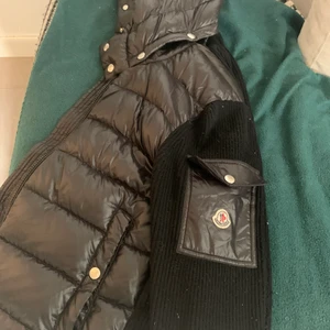 Moncler cardigan - Moncler gardigan köpt begangnad för 6900 kr nypris vet jag faktiskt inte men 8000kr+ iallafall skick 8,5-10 den har scan på märket också det är bara o dra kameran över märket så kommer du in på moncler code hemsidan😁