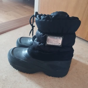 Scholl vinter stövlar  - Snygga vinter stövlar som är fodrade hela vägen inuti. Använd väldigt gå gånger så de är i jätte fint skick. Det står 37/38 i dom men jag upplever dom mer som 38. 