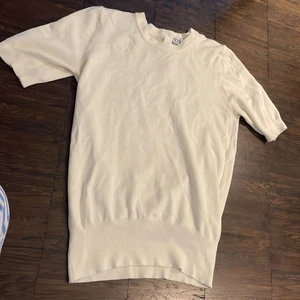 Stickad tshirt  - Jätte fin stickad tshirt från zara, den är beige och använd 3-4 gånger så nästan dom ny💗 Köparen står för frakt