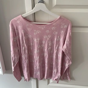 Rosa långärmad med vita rosor på! - Jätte söt långärmad tröja med vita rosor på!