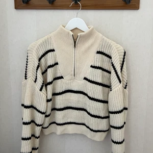 Stickad tröja - Fin stickat tröja. Nästan aldrig använt. Säljer pga för liten💘