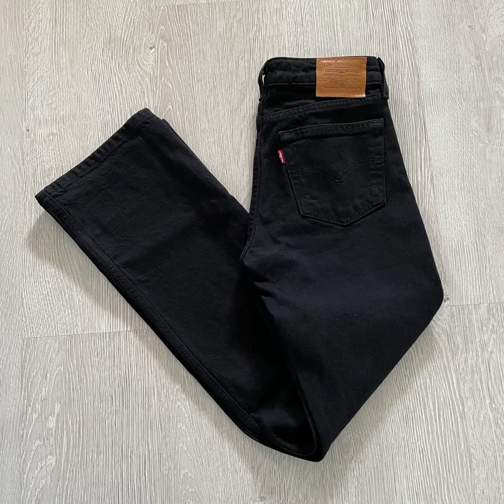 Levi’s low-pitch bootcut i svart strl 24/31, knappt använda ca 1-2 ggr så i mkt bra skick. . Jeans & Byxor.