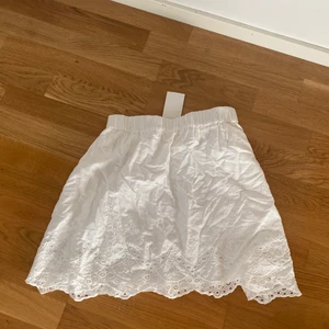 Kjol - Kjol med fint mönster, köptes för 300kr, stl 40 men mindre i stl