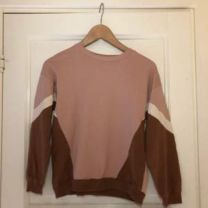Rosa sweatshirt med vita och bruna detaljer. Från Lindex Mycket fint skick. 