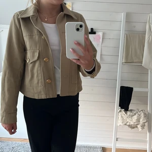 Jeansjacka  - Super fin jeansjacka från zara, köpte i våras använd ca 2 gånger💕 perfekt till hösten, stl xs men skulle säga att den sitter som en s