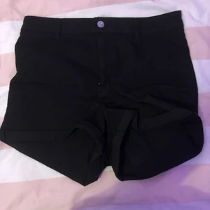 H&M shorts - Säljer mina shorts pga att jag har bytt stil, är i bra skick (:  Kan mötas upp runt Jönköping annars står köparen för frakten  Köp fler saker från min profil för ett billigare pris!!