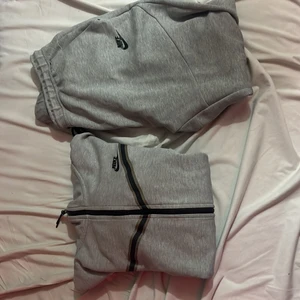 Nike tech fleece - Tech fleece I använt skick Nike loggan på byxorna lossnade lite så jag limmade ihop det med lim till tryck 1000kr för båda