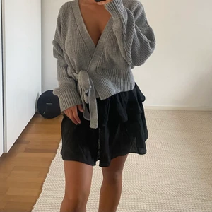 Stickad tröja - Knytbar Chiquelle tröja i nyskick