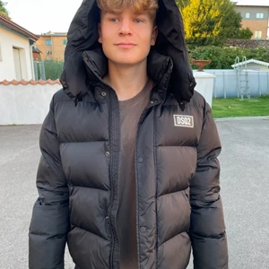 DSQUARED JACKA - en dsquared jacka, har används fåtals gånger samt är i mycket god skick. Jag säljer den pga att jag skall köpa en ny jacka men älskar hur mysig den är samt varm under kalla vinderdagar.  Endast seriösa köpare!