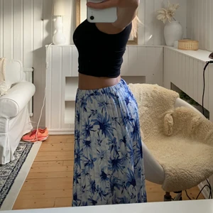 Blommig långkjol - Söt blommigoch blå långkjol. Säljer då jag använder den allt för lite tyvärr 😕🫶🏼 