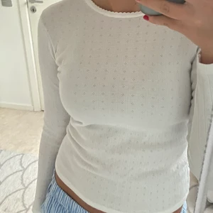 Brandy Melville  - Så söt långärmad tröja från brandy Melville, med fint mönster. Perfekt nu till hösten.  Tryck inte på köp direkt utan kontakta mig först. Köparen står för frakt.