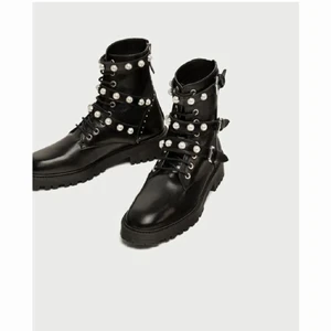 Zara boots - Snygga boots från zara, obs 3 pärlor har ramlat av men inget som man tänker på, tecken på användning syns, kommer självklart tvätta av dem innan de skickas💖 