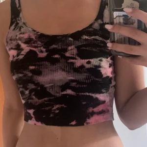 Tie diy linne  - Gulligt croppat linne, köpt på secondhand. Ej använts alls, säljer för jag inte använder 