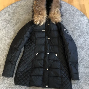 Vinter Jacka- RockAndBlue - Använd nån gång. Säljes för att den inte passar,Äkta päls.Nypris: Ca4000kr Priset kan diskuteras. 