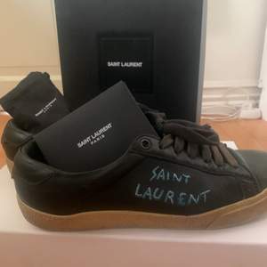 Jag säljer mina snygga saint Laurent skor för 1100kr💕 köpta för 3765kr på ABCD i Göteborg🤟🏼 du får med boxen och dust bag inklusive skosnören och bevis💕
