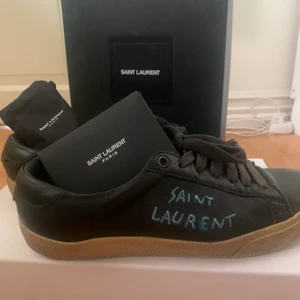 Saint Laurent skor - Jag säljer mina snygga saint Laurent skor för 1100kr💕 köpta för 3765kr på ABCD i Göteborg🤟🏼 du får med boxen och dust bag inklusive skosnören och bevis💕