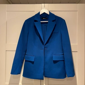 Kavaj från Gina tricot 💙 - Så fin kavaj från Gina, i en underbar blå färg! 💙 storlek 34, men skulle säga att dem är mer som en 36a! Frakt tillkommer, kan annars mötas upp!