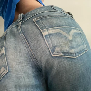 Diesel lågmidjade jeans - Säljer dessa låg midjade märkes jeansen då jag inte använder dem inte slitna någon stans, och sitter väldigt fint på dem är lite mindre i storleken, jag som har 25/32 kan ha dem även fast de är 29/32