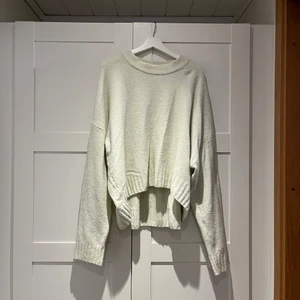 Stickad tröja h&m  - Sååå söt tröja från h&m, den är i storlek xl men är som en oversize s/m skulle jag säga. Så fin! Använd kanske 3 gånger, därav fint skick!