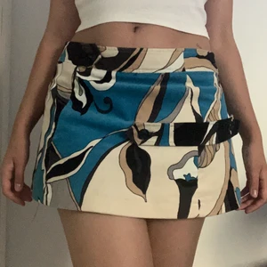 Vintage mönstrad manchester kjol ⭐️ - Supersnygg mönstrad manchesterkjol med coola detaljer i storlek M eller 38/40. Det finns två pyttesmå fläckar som jag kan skicka bild på om det behövs 🥰