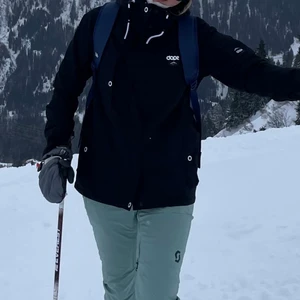 Dope jacka  - Säljer min svarta dope jacka! Den är endast använd 1 v förra året så den är i väldigt bra skick! Nypris 1900kr🫶🏽🙏🏿