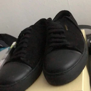 Alex arigato skor - Alex arigato skor säljs för 350 helt nya storlek 42 dock är stor i storlek så passar 42 uppåt säljs 450 fast kan kanske sänkas vid riktigt snabb affär, box o allt ingår i skorna 